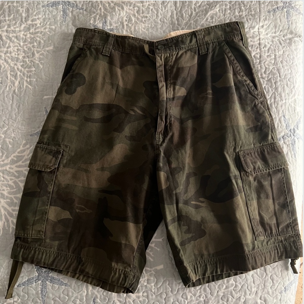 Men's Cargo Camoflauge shorts. Size 38